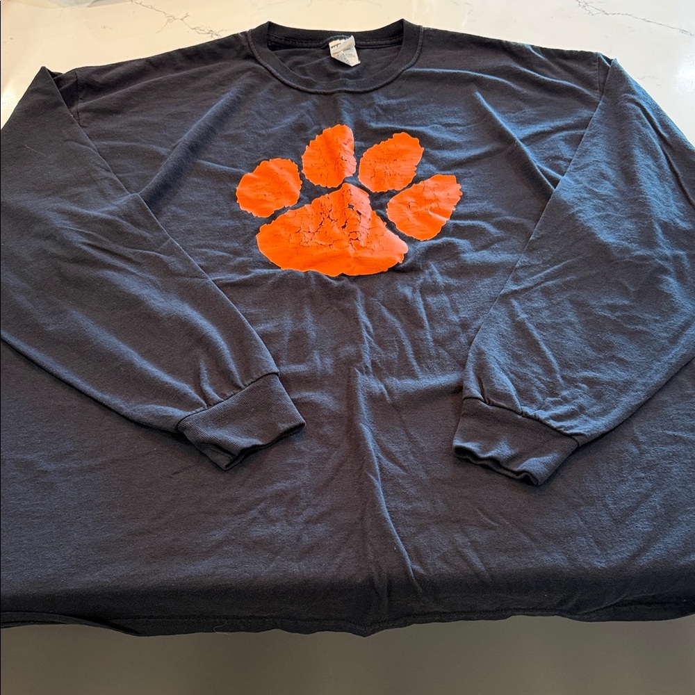Jerzees Black Long Sleeve Tee with Orange tiger paw

Non-smoking home

Vintage